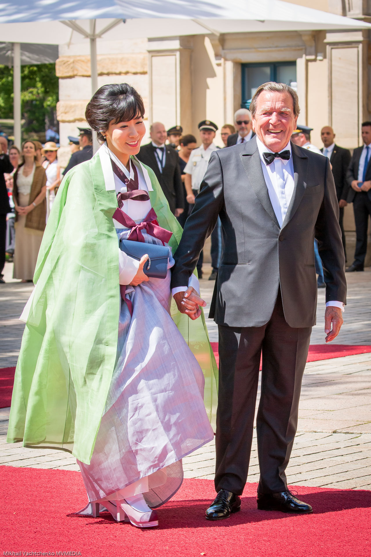 Секрет вечной молодости раскрыт! Экс-канцлер ФРГ Герхард Шредер с молодой супругой Со Ен Ким в традиционном наряде.