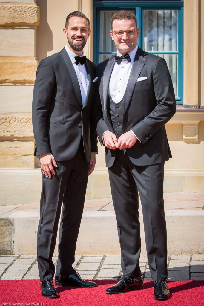 Люди в черном! Министр здравоохранения Йенс Шпан с супругом Даниелем Функе, сделали такой четкий знак гомосексуализма.