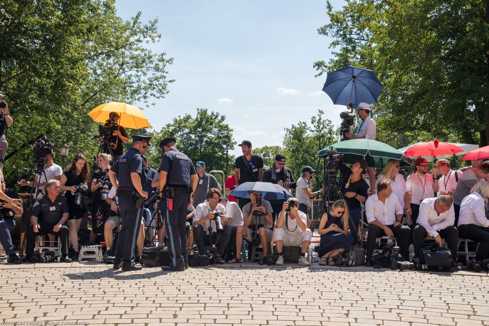 Фото и видео журналисты род палящим солнцем Баварии в ожидании знаменитых гостей