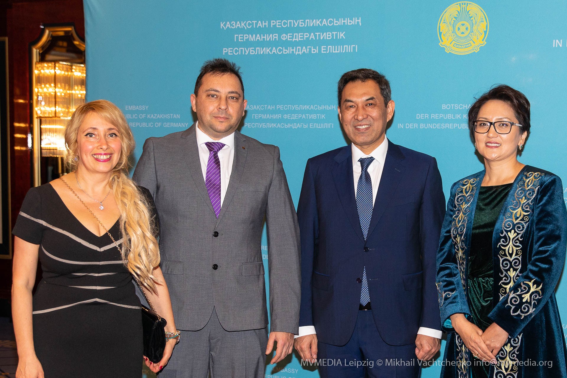 Links nach Rechts: Karina Tomsinskaia, Mihail Vachtchenko mit Botschafter Dauren Karipov mit Ehegatin