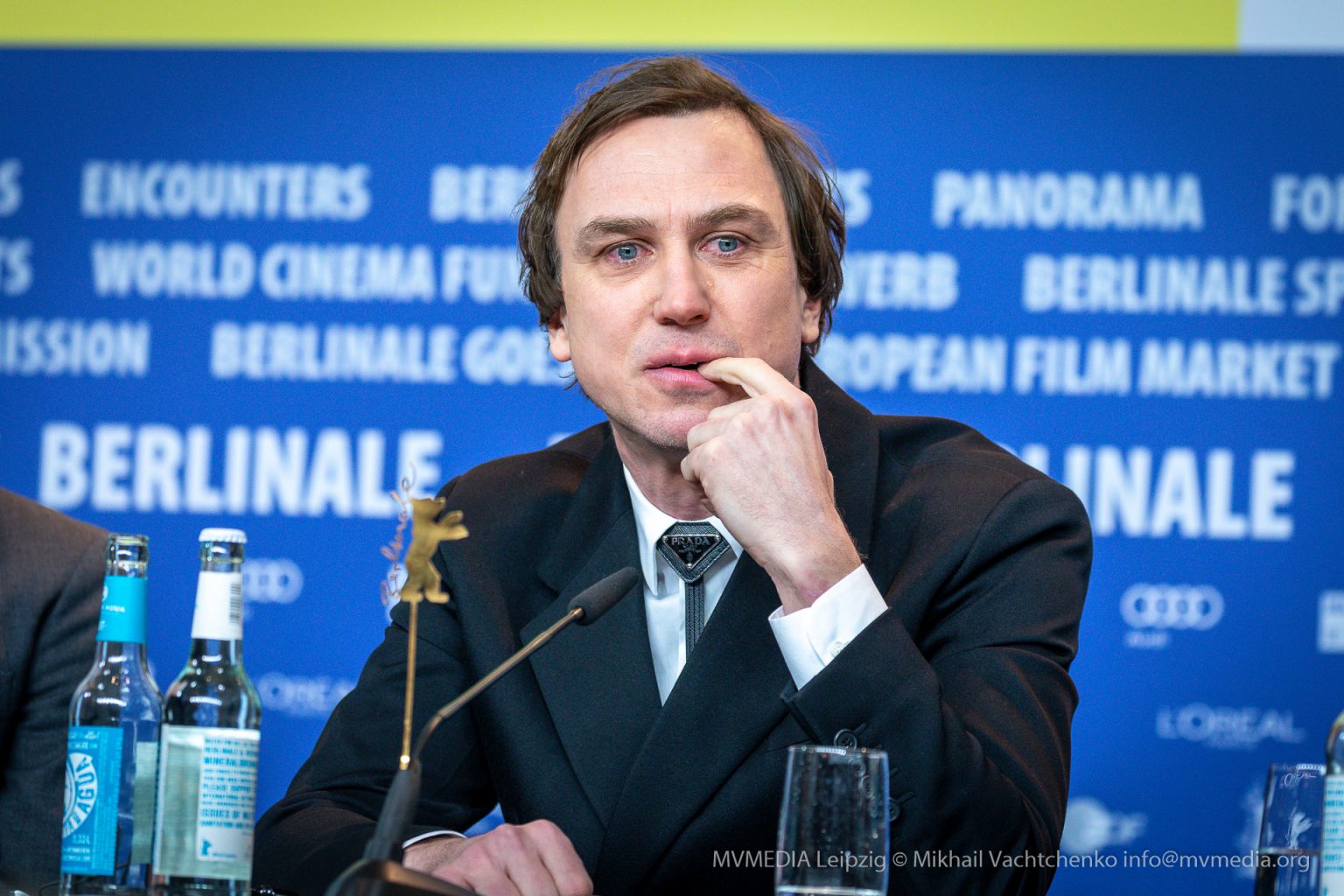 Lars Eidinger weint auf der Pressekonferenz Berlinale Persian Lessons