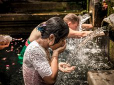 Школьники помогли реконструировать водоколонки