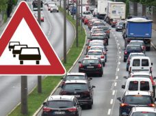 Staus und Stillstand:Busse haben eine Stunde Verspätung