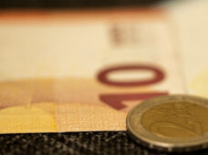 Зарплата 12 євро на годину