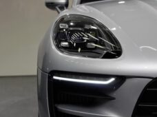 Porsche stiftet Macan für Opernball