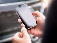 Blitzer-App am Steuer – auch für Beifahrer verboten