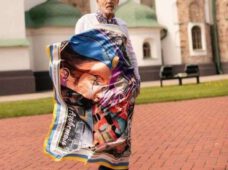 Київ відвідав німецький дизайнер, який підтримує Україну фотографіями в ліфті