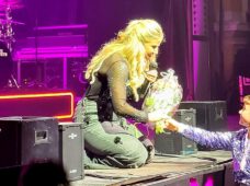 Beatrice Egli singt bei Live-Konzert mit einer 8-jährigen Leipzigerin