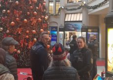 Эко-активисты облили краской Рождественскую елку в Лейпциге