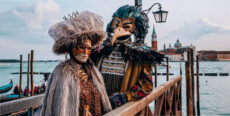 Двое в карнавальных масках в Венеции