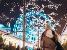 Город зажигает волшебство огней в центре