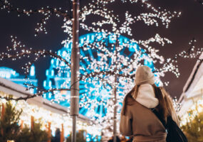 Город зажигает волшебство огней в центре