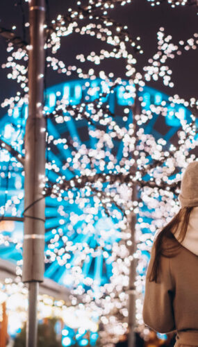 Город зажигает волшебство огней в центре