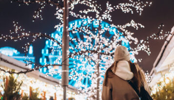 Город зажигает волшебство огней в центре