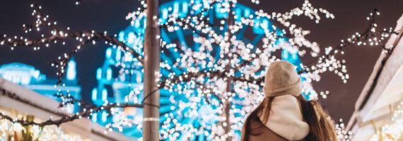 Город зажигает волшебство огней в центре