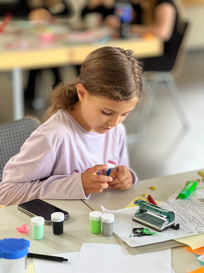 eine Schülerin bastelt am Tisch in der Jugendherberge in Klingenthal
