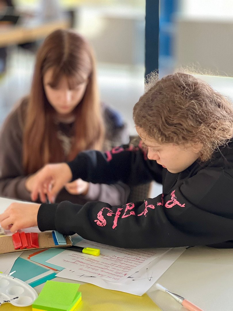 zwei Schülerinnen sitzen am Tisch und arbeiten mit Post-Its in der Jugendherberge in Klingenthal