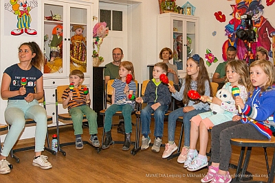 Kinder musizieren mit Instrumenten  in unserem Verein