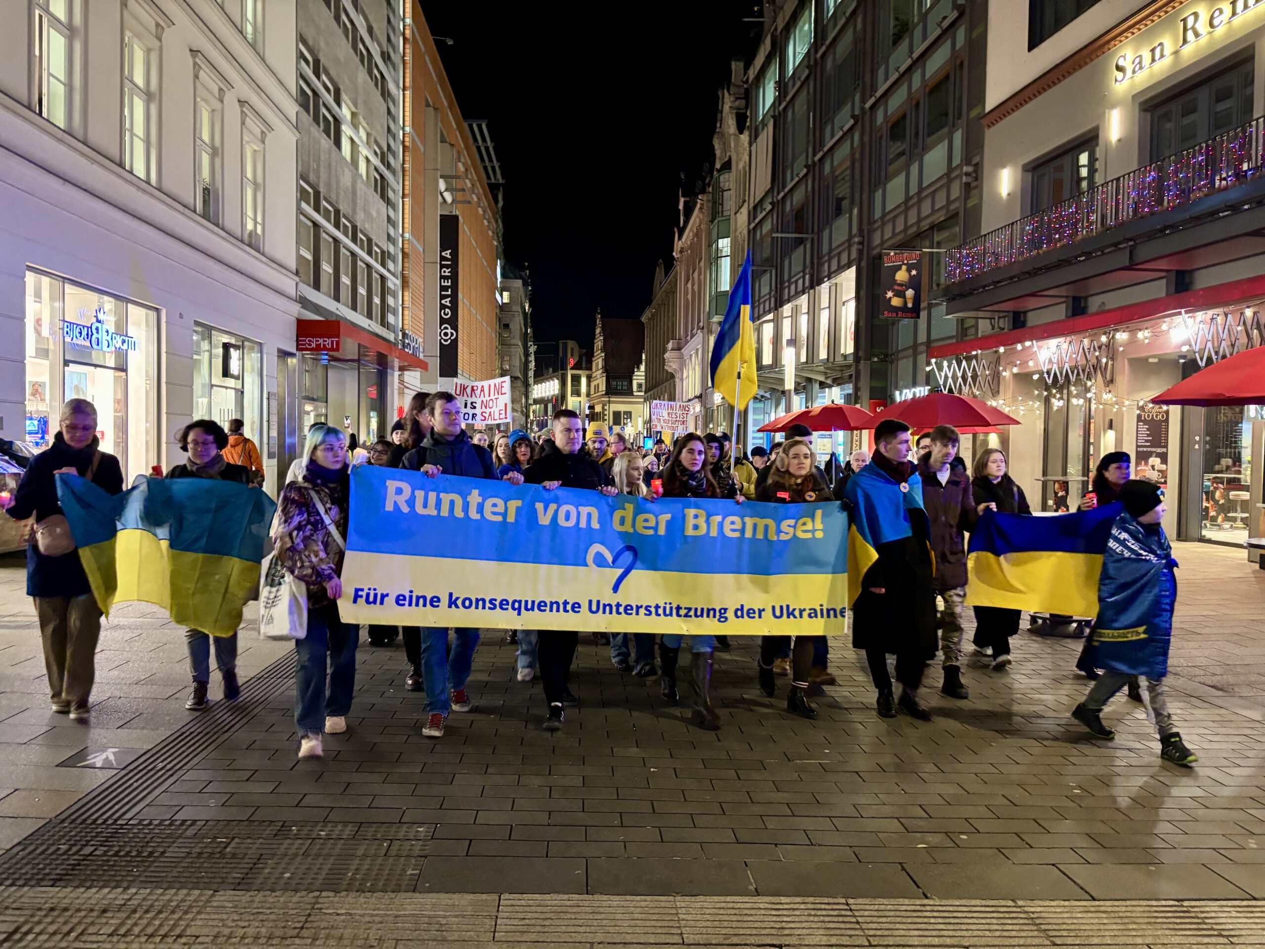 Учасники мітингу на підтримку України в Лейпцигу з великим банером Runter von der Bremse у центрі міста Учасники мітингу на підтримку України в Лейпцигу з великим банером Runter von der Bremse у центрі міста