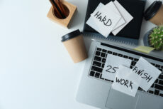 На столе лежит тетрадь, несколько листочков с заметками, на них крупно написано «о руки» несколько слов, рядом стоит ноутбук — рабочее место для планирования и записи идей.