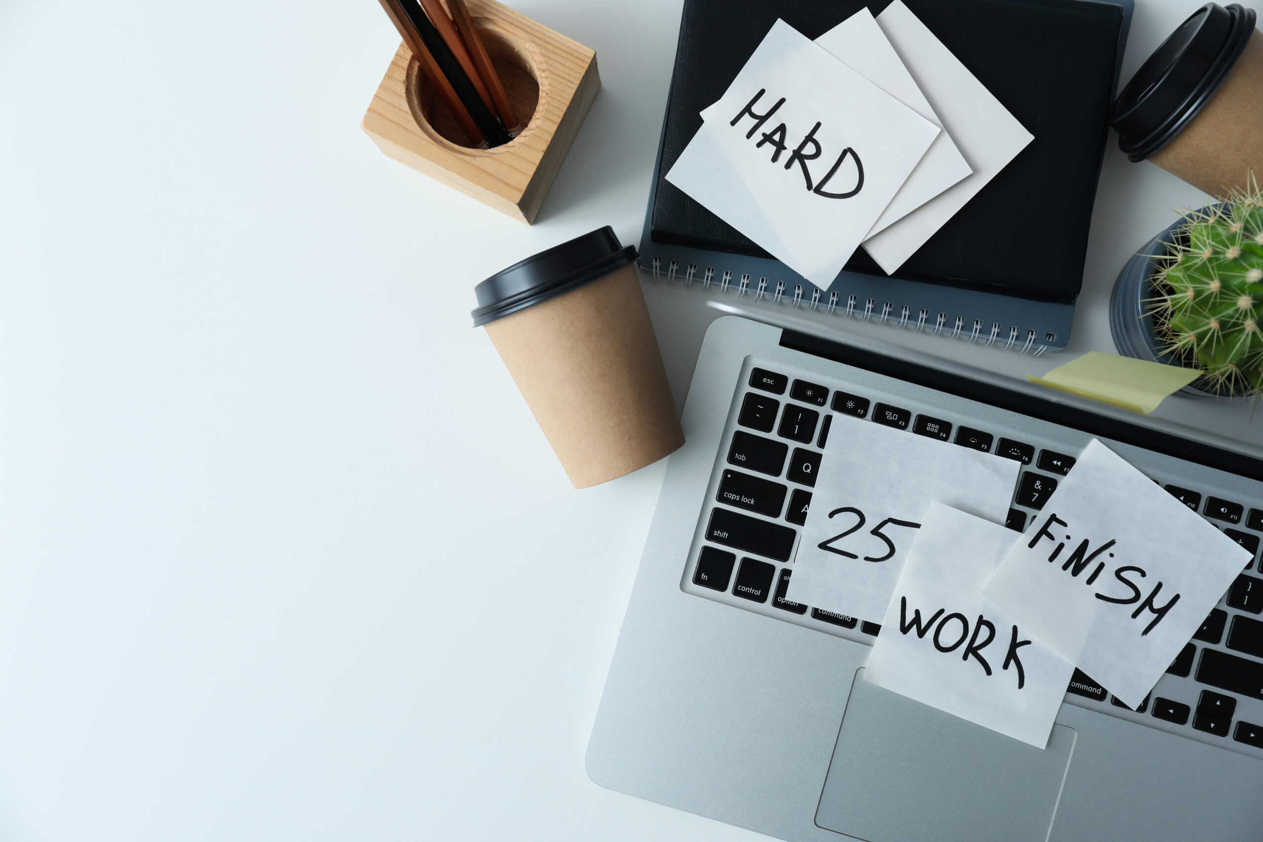 На столе лежит тетрадь, несколько листочков с заметками, на них крупно написано «о руки» несколько слов, рядом стоит ноутбук — рабочее место для планирования и записи идей.