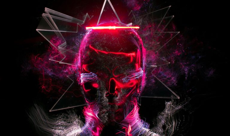 Футуристичный цифровой портрет в неоновых красно-розовых тонах. Голова человека, созданная из светящихся нитей и геометрических линий, парит на черном фоне, напоминая сгусток цифровой энергии или искусственный интеллект.