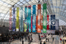 Книжная ярмарка в Лейпциге: главный павильон, яркие флаги и толпы посетителей