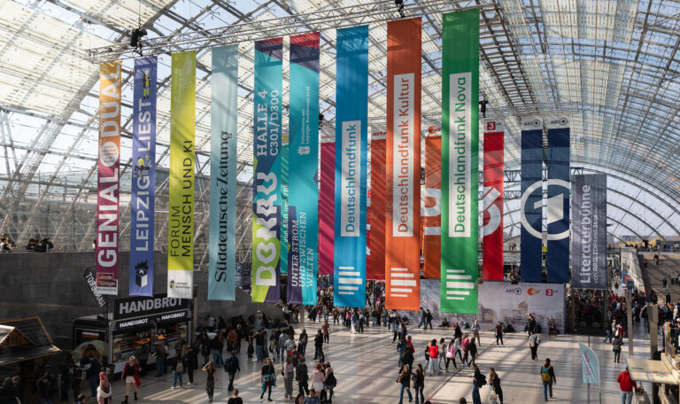Книжная ярмарка в Лейпциге: главный павильон, яркие флаги и толпы посетителей
