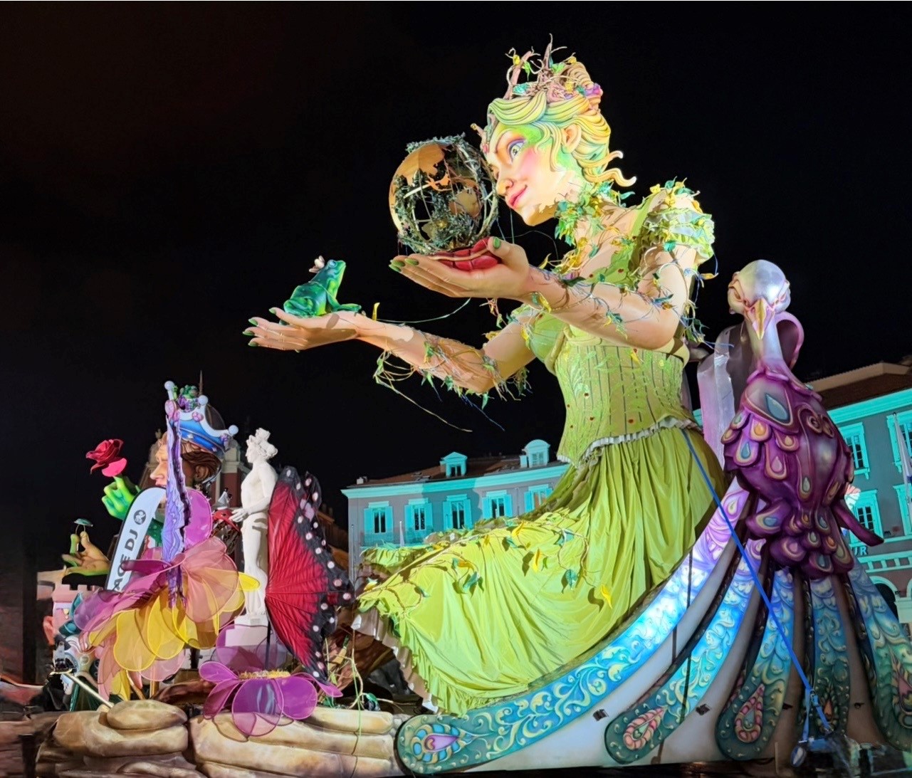 Огромная карнавальная фигура девушки возвышается над улицей, яркая и впечатляющая своими масштабами. Огромная карнавальная фигура девушки возвышается над улицей, яркая и впечатляющая своими масштабами.