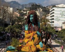 Большая фигура девушки, созданная из цитрусовых, возвышается над площадью и выглядит ярко и необычно.