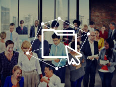 группа людей на заднем плане, папка и курсор на переднем плане как символ сбора информации