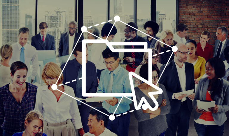 группа людей на заднем плане, папка и курсор на переднем плане как символ сбора информации