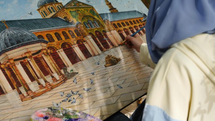 Сирійська художниця малює мечеть Омеядів у Дамаску — символ надії на відновлення Сирії та збереження культурної спадщини