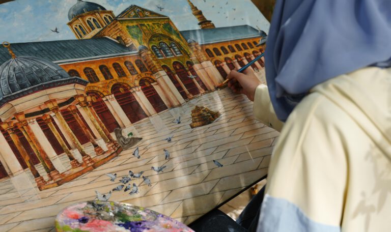 Сирийская художница рисует мечеть Омейядов в Дамаске — символ надежды на восстановление Сирии и сохранение культурного наследия