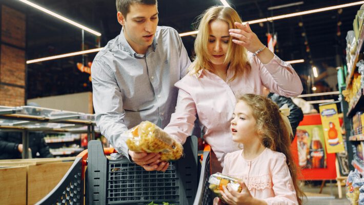 Покупатели в магазине изучают товары, после того как Лидл перешли на красные ценники