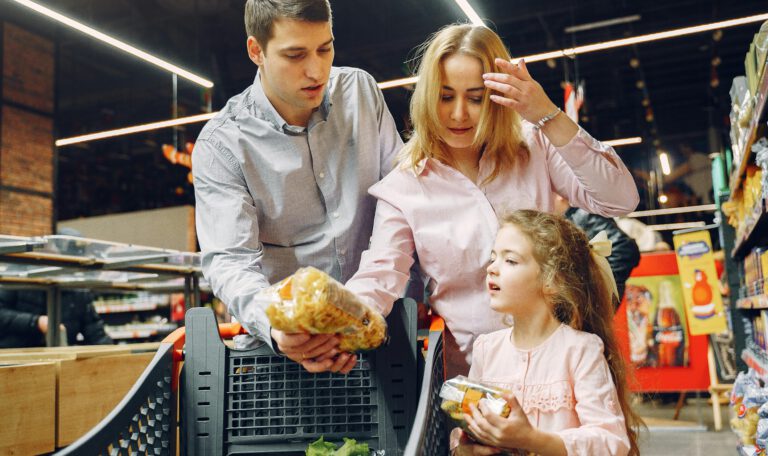 Покупатели в магазине изучают товары, после того как Лидл перешли на красные ценники