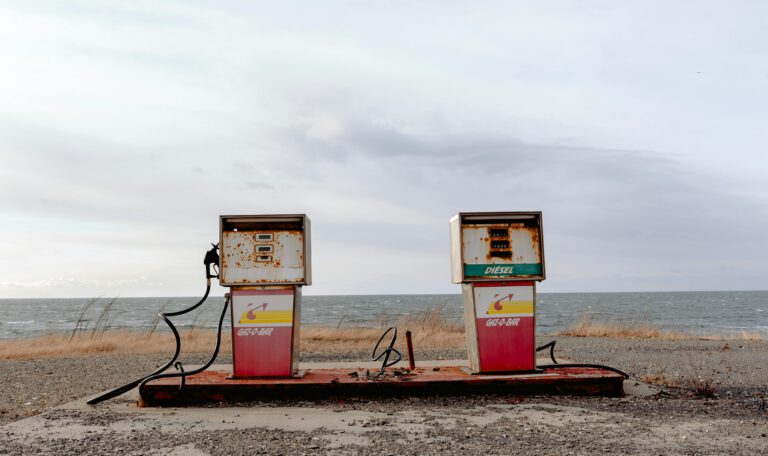 Старые заброшенные бензоколонки на фоне моря как символ высоких цен на бензин в Германии