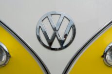 Хромированный логотип Volkswagen на капоте автомобиля как символ того, что Фольксваген планирует выпускать военную технику
