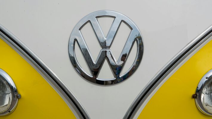 Хромированный логотип Volkswagen на капоте автомобиля как символ того, что Фольксваген планирует выпускать военную технику