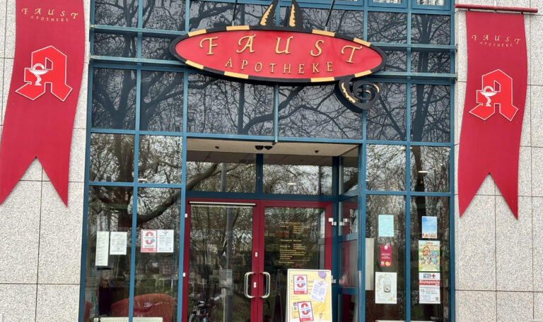 Вход в немецкую аптеку «Faust Apotheke» в Лейпциге на фоне забастовки аптек в Германии