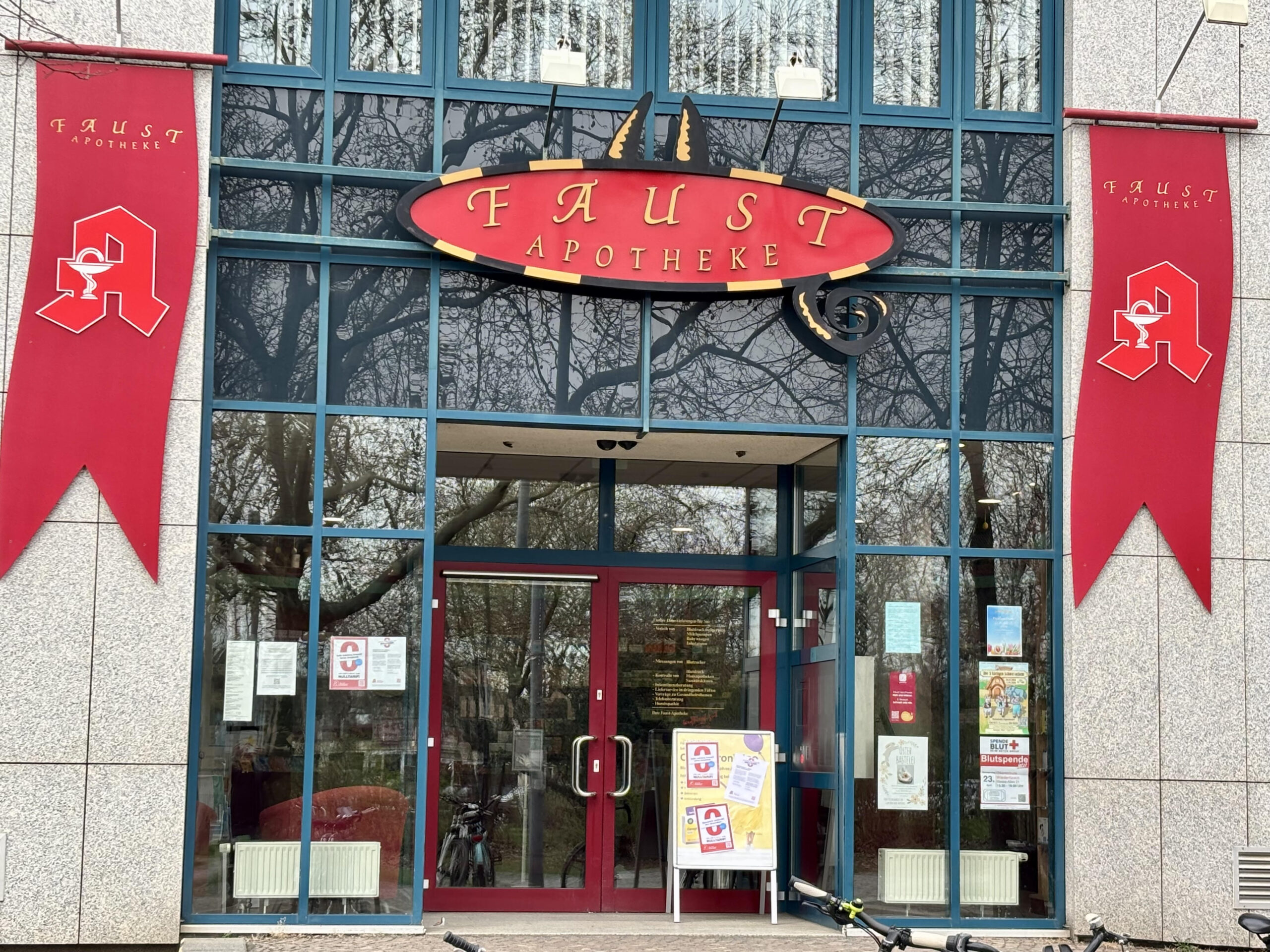 Вход в немецкую аптеку «Faust Apotheke» в Лейпциге на фоне забастовки аптек в Германии Вход в немецкую аптеку «Faust Apotheke» в Лейпциге на фоне забастовки аптек в Германии