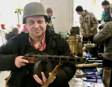 Мужчина в защитном снаряжении и каске как иллюстрация к теме мобилизации и статуса украинских мужчин в Германии в 2026 году