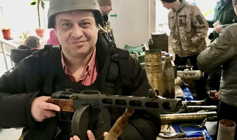 Мужчина в защитном снаряжении и каске как иллюстрация к теме мобилизации и статуса украинских мужчин в Германии в 2026 году