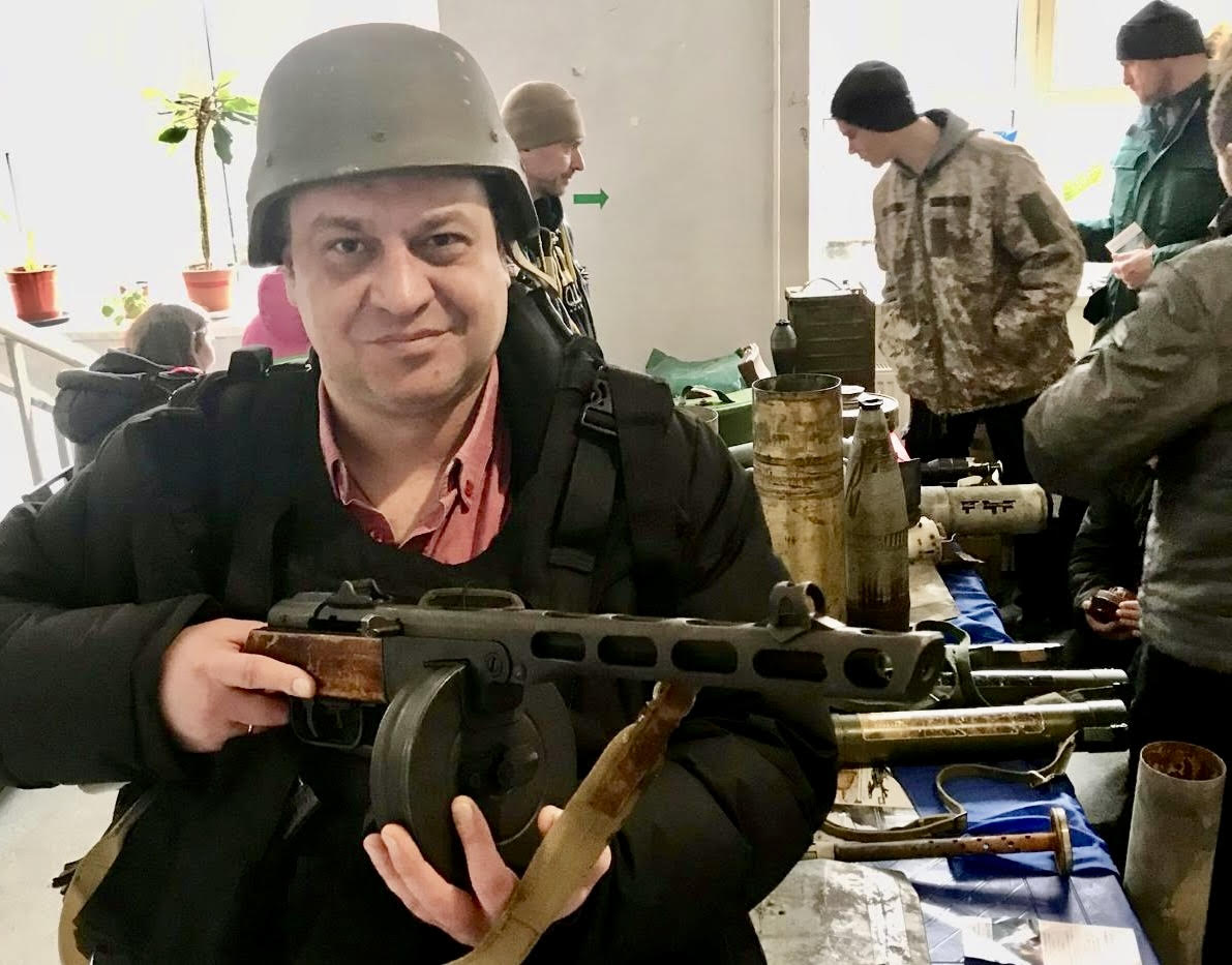 Мужчина в защитном снаряжении и каске как иллюстрация к теме мобилизации и статуса украинских мужчин в Германии в 2026 году