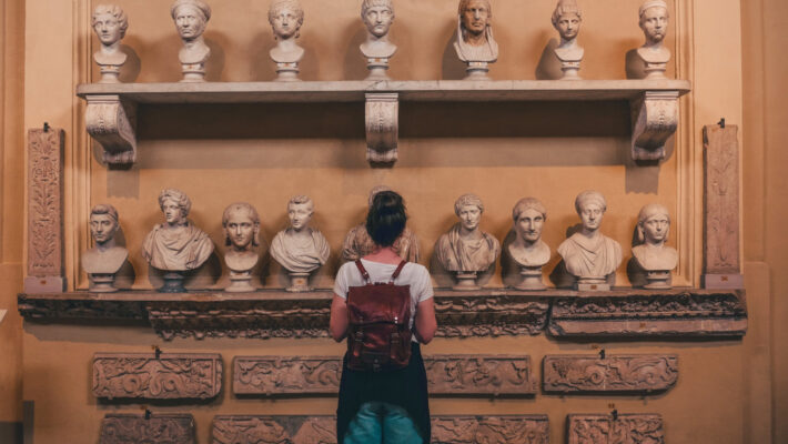 выставка экспонатов на фоне стены