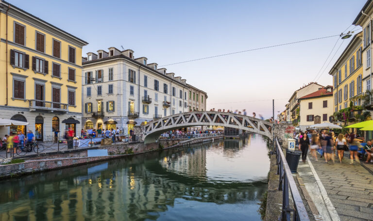 Италия, вода, мост, дома, люди на прогулке