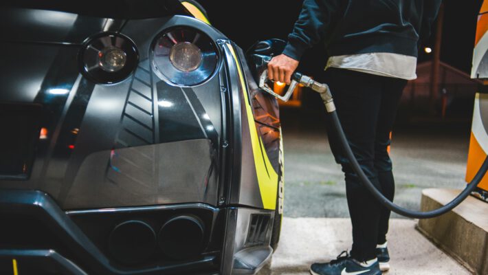 Заправка автомобиля на АЗС в Германии ночью: снижение энергетического налога поможет водителям экономить на бензине и дизеле