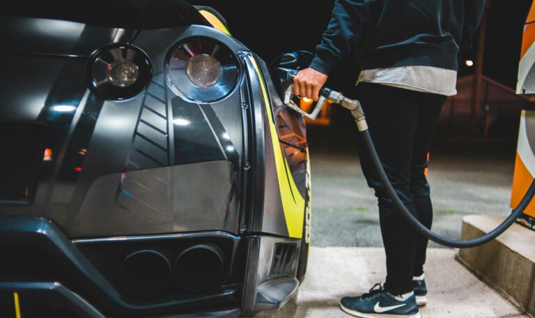 Заправка автомобиля на АЗС в Германии ночью: снижение энергетического налога поможет водителям экономить на бензине и дизеле