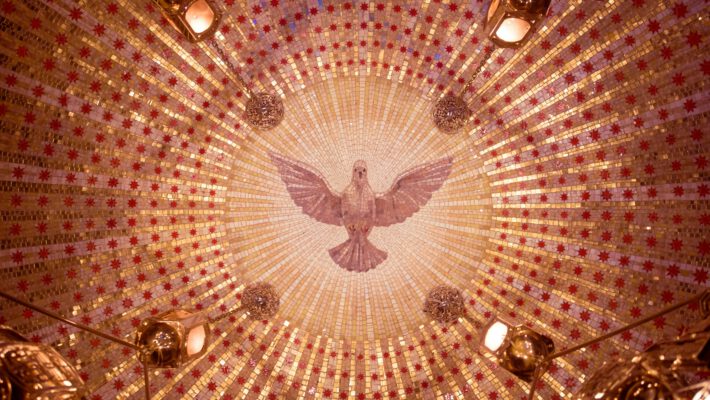 Потолок купола часовни, выложенный золотой и красной мозаикой, с центральным изображением голубя Святого Духа и четырьмя подвесными золотыми фонарями, вид снизу. Это изображение сопровождает статью о том, почему Трамп раскритиковал Мелони