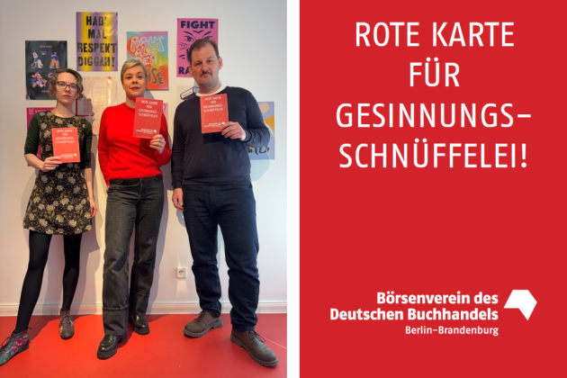 Bernadette Lange, Miriam Gabriela Möllers und Fabian Thomas vom Landesverband Berlin-Brandenburg zeigen Wolfram Weimer die rote Karte - © Börsenverein LV Berlin-Brandenburg